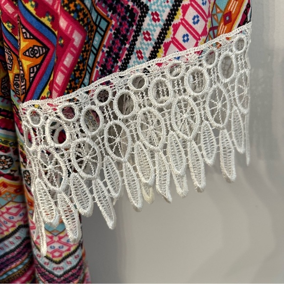 Women’s Boutique 3/4 Flowy Lace Sleeve Rounded Neck Multicolor Design Top GUC - Picture 4 of 7